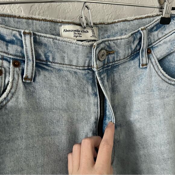 Abercrombie & Fitch The Mom High Rise Jeans in Light Destroy Wash - Picture 5 of 9